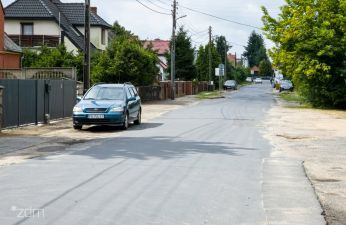 Ulica Krokusowa z domami po lewej stronie i zaparkowanym autem