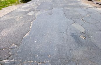 Zniszczony fragment nawierzchni ulicy Krokusowej