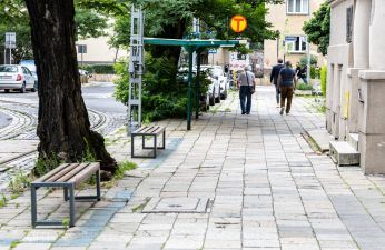 Chodnik na ulicy Gajowej zostanie wyremontowany i odbrukowany. fot. Bartosz Jankowski / ZDM