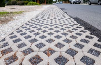 Płyty ażurowe zostały ułożone na poboczu ul. Chodzieskiej. fot. Bartosz Jankowski / ZDM