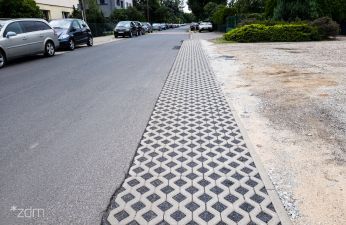 Płyty ażurowe zostały ułożone na poboczu ul. Chodzieskiej. fot. Bartosz Jankowski / ZDM