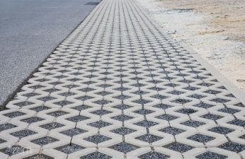 Płyty ażurowe zostały ułożone na poboczu ul. Chodzieskiej. fot. Bartosz Jankowski / ZDM