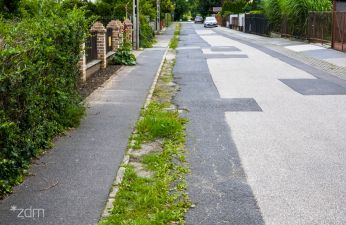 Ulica Notecka z chodnikiem i pasem zieleni widziana z chodnika