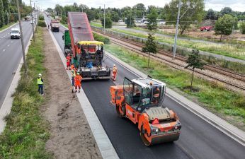 Trwa układanie masy bitumicznej na ul. Warszawskiej. fot. PIM