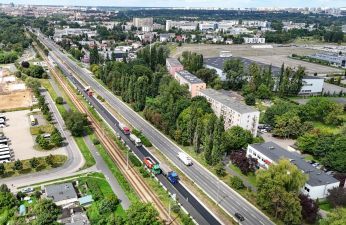 Trwa układanie masy bitumicznej na ul. Warszawskiej. fot. PIM