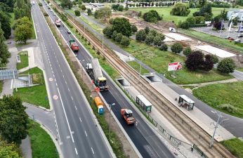 Trwa układanie masy bitumicznej na ul. Warszawskiej. fot. PIM