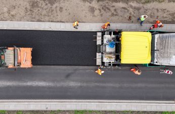 Trwa układanie masy bitumicznej na ul. Warszawskiej. fot. PIM
