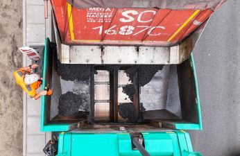 Trwa układanie masy bitumicznej na ul. Warszawskiej. fot. PIM