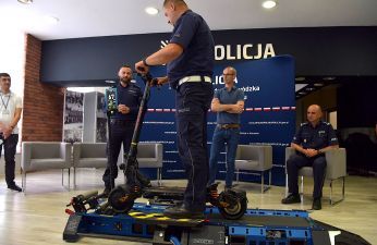 Policja chce kupić urządzenia do badania mocy silników hulajnóg i rowerów elektrycznych, żeby wyłapywać, sprawdzać i karać tych użytkowników jednośladów, których pojazdy przekraczają dozwoloną prędkość. fot. UMP