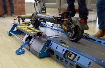 Policja chce kupić urządzenia do badania mocy silników hulajnóg i rowerów elektrycznych, żeby wyłapywać, sprawdzać i karać tych użytkowników jednośladów, których pojazdy przekraczają dozwoloną prędkość. fot. UMP