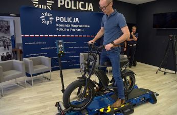Policja chce kupić urządzenia do badania mocy silników hulajnóg i rowerów elektrycznych, żeby wyłapywać, sprawdzać i karać tych użytkowników jednośladów, których pojazdy przekraczają dozwoloną prędkość. fot. UMP