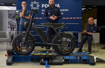 Policja chce kupić urządzenia do badania mocy silników hulajnóg i rowerów elektrycznych, żeby wyłapywać, sprawdzać i karać tych użytkowników jednośladów, których pojazdy przekraczają dozwoloną prędkość. fot. UMP