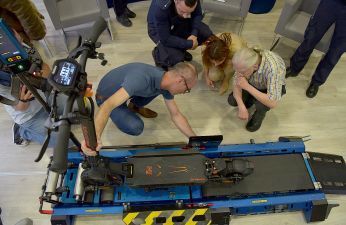 Policja chce kupić urządzenia do badania mocy silników hulajnóg i rowerów elektrycznych, żeby wyłapywać, sprawdzać i karać tych użytkowników jednośladów, których pojazdy przekraczają dozwoloną prędkość. fot. UMP