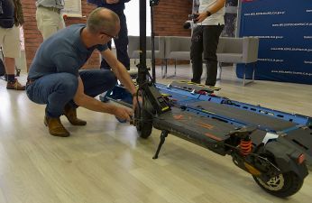 Policja chce kupić urządzenia do badania mocy silników hulajnóg i rowerów elektrycznych, żeby wyłapywać, sprawdzać i karać tych użytkowników jednośladów, których pojazdy przekraczają dozwoloną prędkość. fot. UMP