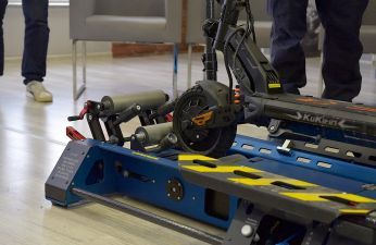 Policja chce kupić urządzenia do badania mocy silników hulajnóg i rowerów elektrycznych, żeby wyłapywać, sprawdzać i karać tych użytkowników jednośladów, których pojazdy przekraczają dozwoloną prędkość. fot. UMP