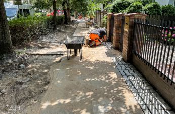 Trwa budowa nowego chodnika na ul. Ściegiennego. fot. Bartosz Szczepaniak / ZDM