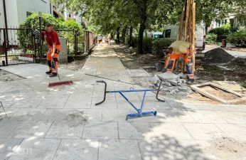 Trwa budowa nowego chodnika na ul. Ściegiennego. fot. Bartosz Szczepaniak / ZDM