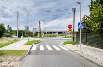 Ulica Garaszewo z chodnikiem, przejściem dla pieszych i oznakowaniem