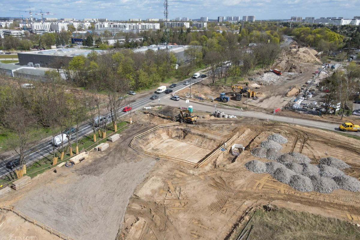 Zdjęcie z lotu ptaka. Plac budowy pod przyszłą infrastrukturę drogową.