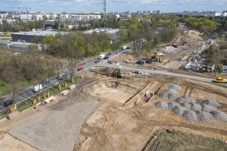 Zdjęcie z lotu ptaka. Plac budowy pod przyszłą infrastrukturę drogową.