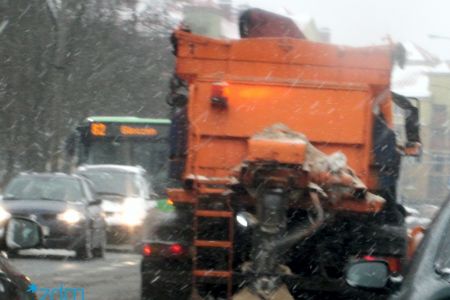 Uwaga na możliwą śliskość jezdni