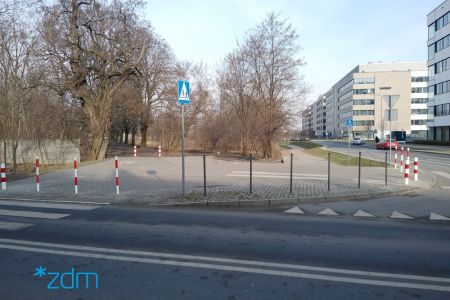 Słupki blokujące wjazd na ul. Kolorowej