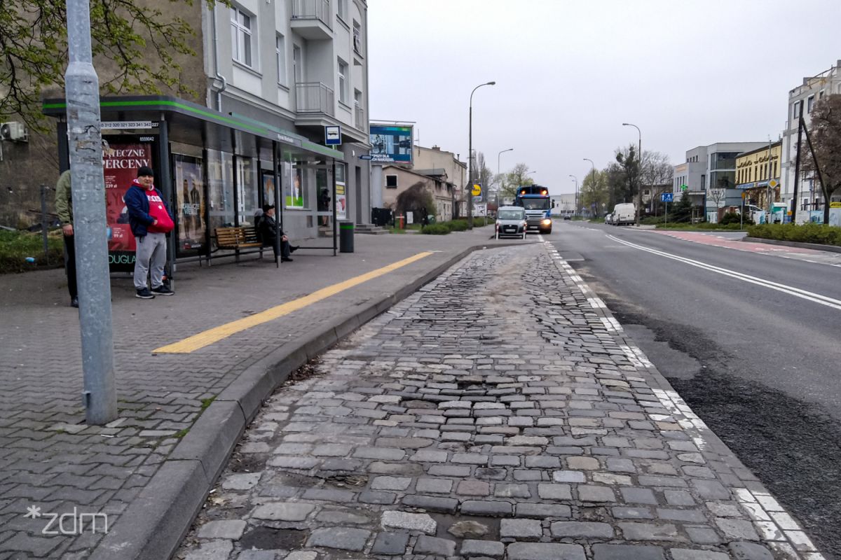 Zatoka autobusowa z kostki kamiennej i jezdnia