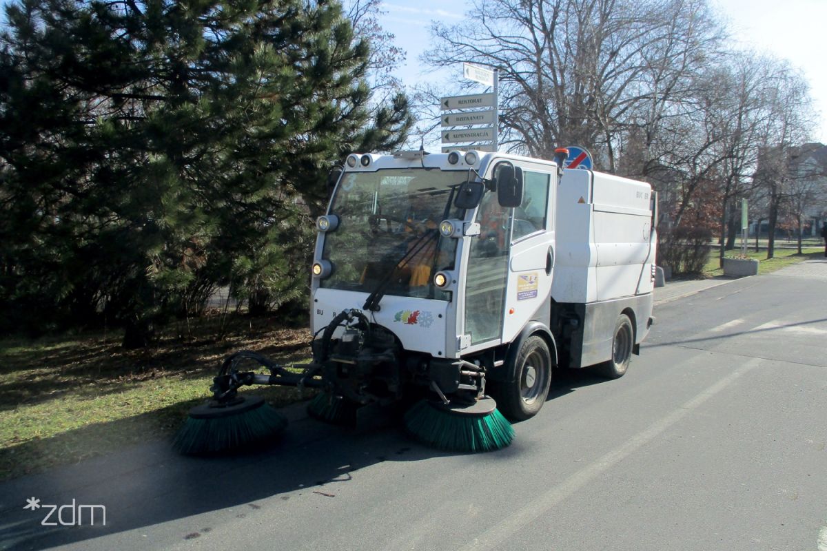 Zamiatarka pracująca na chodniku