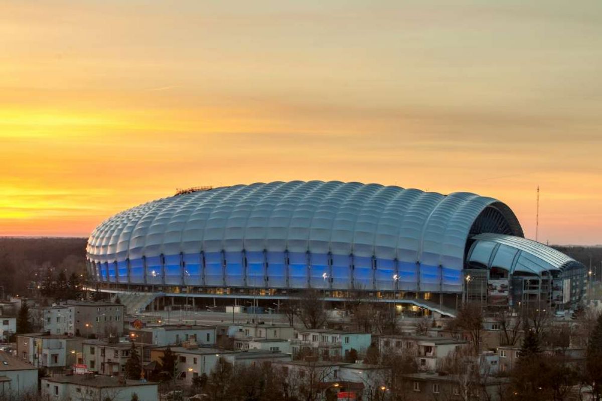 Stadion miejski w Poznaniu na tle wieczornego nieba