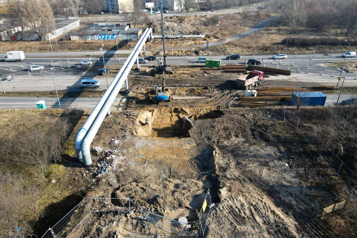 W miejscu rozebranego wiaduktu w ciągu ul. Kurlandzkiej powstaje nowy