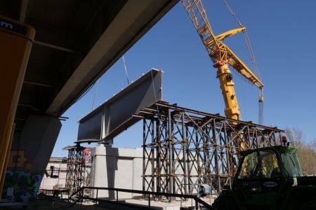 Most Lecha – pierwsze elementy stalowej konstrukcji trafiły na plac budowy