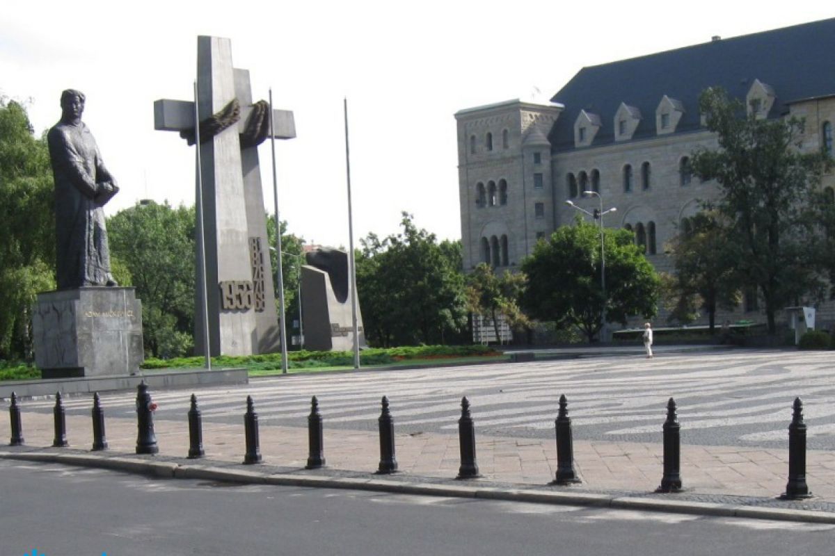 Plac Mickiewicza w Poznaniu. Po lewej stronie pomnik Adama Mickiwicza. Obok pomnik Poznańskiego Czerwca, w tle budynek zamku