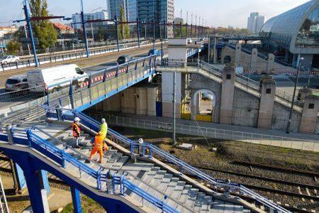 Rozpoczął się kolejny etap remontu schodów z mostu Dworcowego