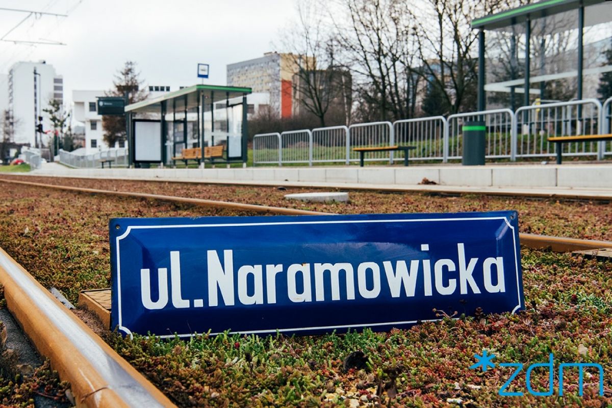 Stara tablica z nazwą ulicy Naramowicka na nowym torowisku tramwajowym