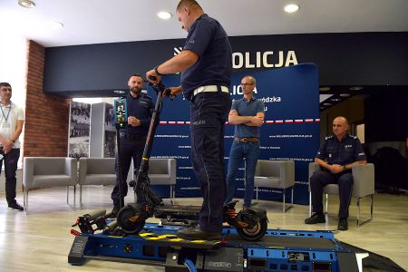 Policyjny hamulec na hulajnogi i rowery elektryczne