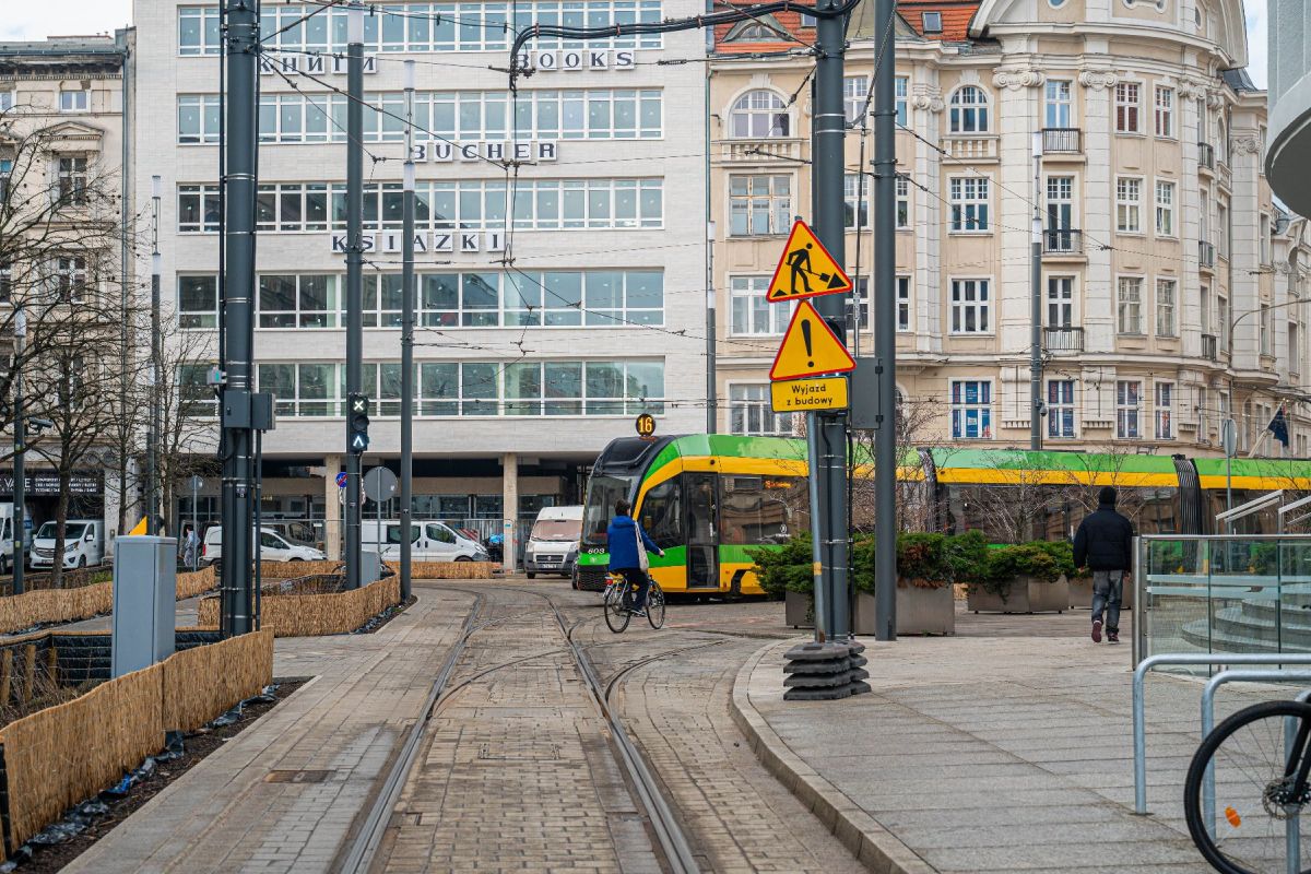 Torowisko tramwajowe. W tle tramwaj i Okrągla