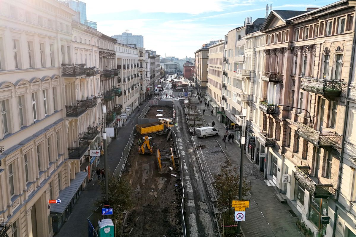 Czasowe utrudnienia dla pieszych i kierowców przy ul. Ratajczaka 20