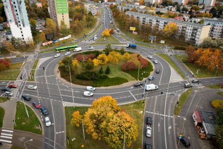 Zniszczony sterownik sygnalizacji na rondzie Solidarności