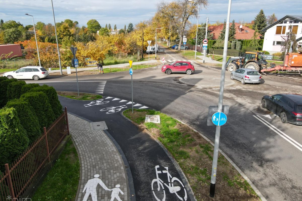 Rondo i fragment drogi rowerowej u zbiegu ulic Ługańska, Michałowo i Szczepankowo