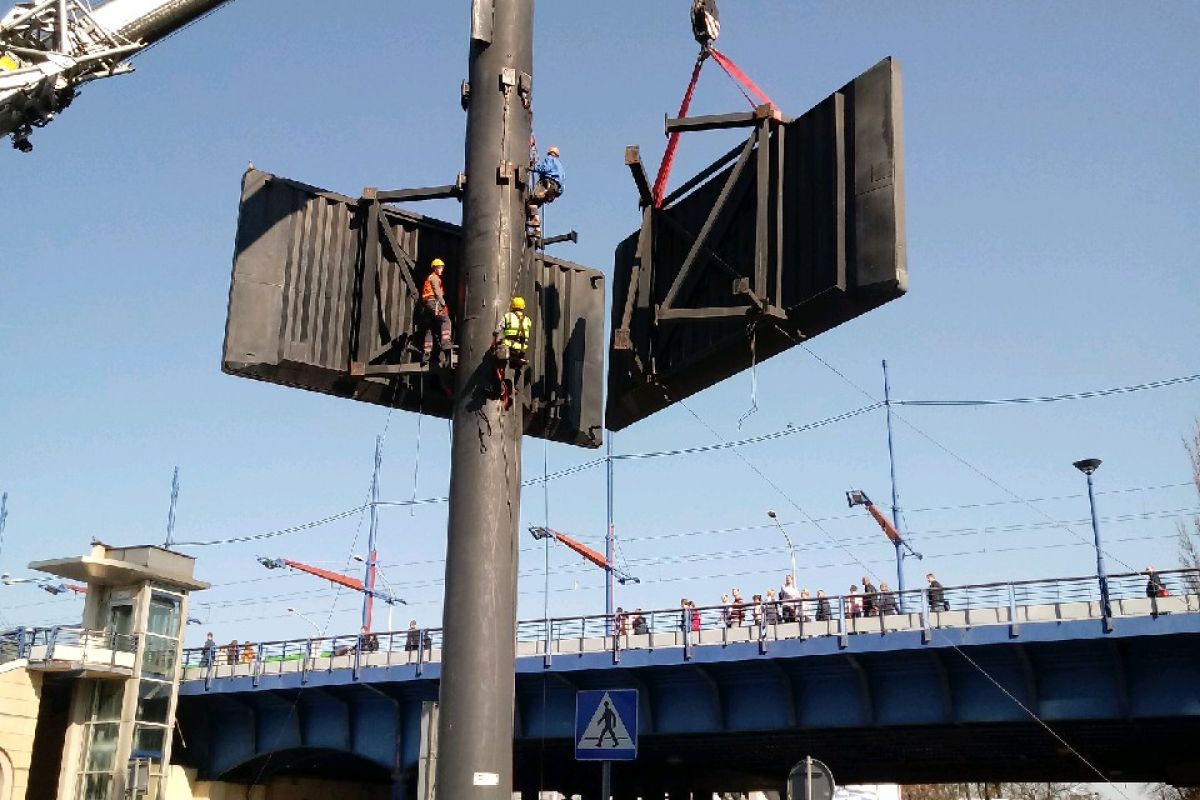 Trwa rozbiórka ogromnego słupa reklamowego