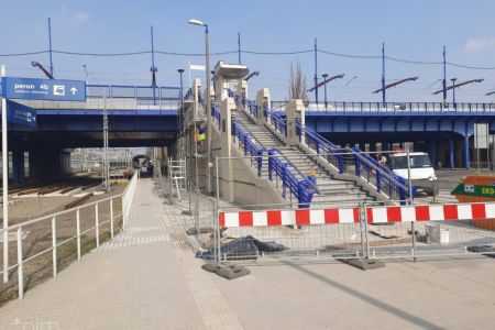 Piesi wracają na schody prowadzące z mostu Dworcowego na perony 2 i 4