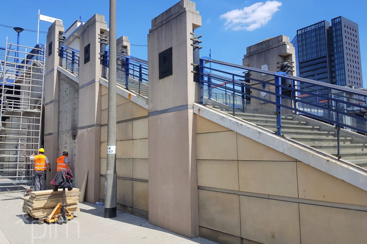 Przebudowa schodów mostu Dworcowego – zmiana w ruchu pieszych