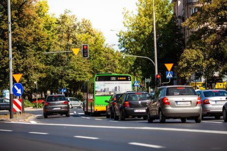 Komunikacja miejska bardziej punktualna dzięki sygnalizacji świetlnej