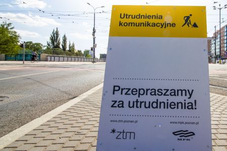 Nocne prace na Reymonta, budowa przyłączy cieplnych na Drodze Dębińskiej