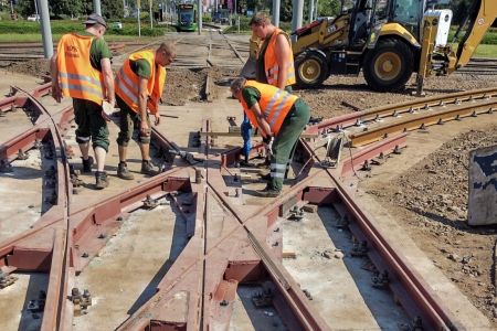 Robotnicy remontujący torowisko tramwajowe