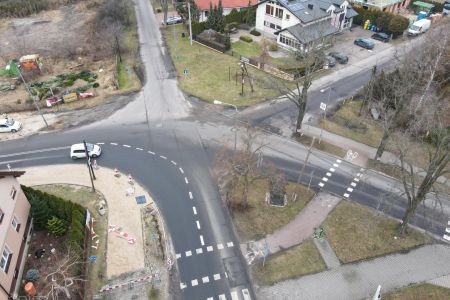Widok z drona na skrzyżowanie ulic
