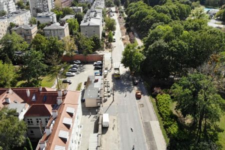 Na ul. Jarochowskiego układane są już pierwsze chodniki