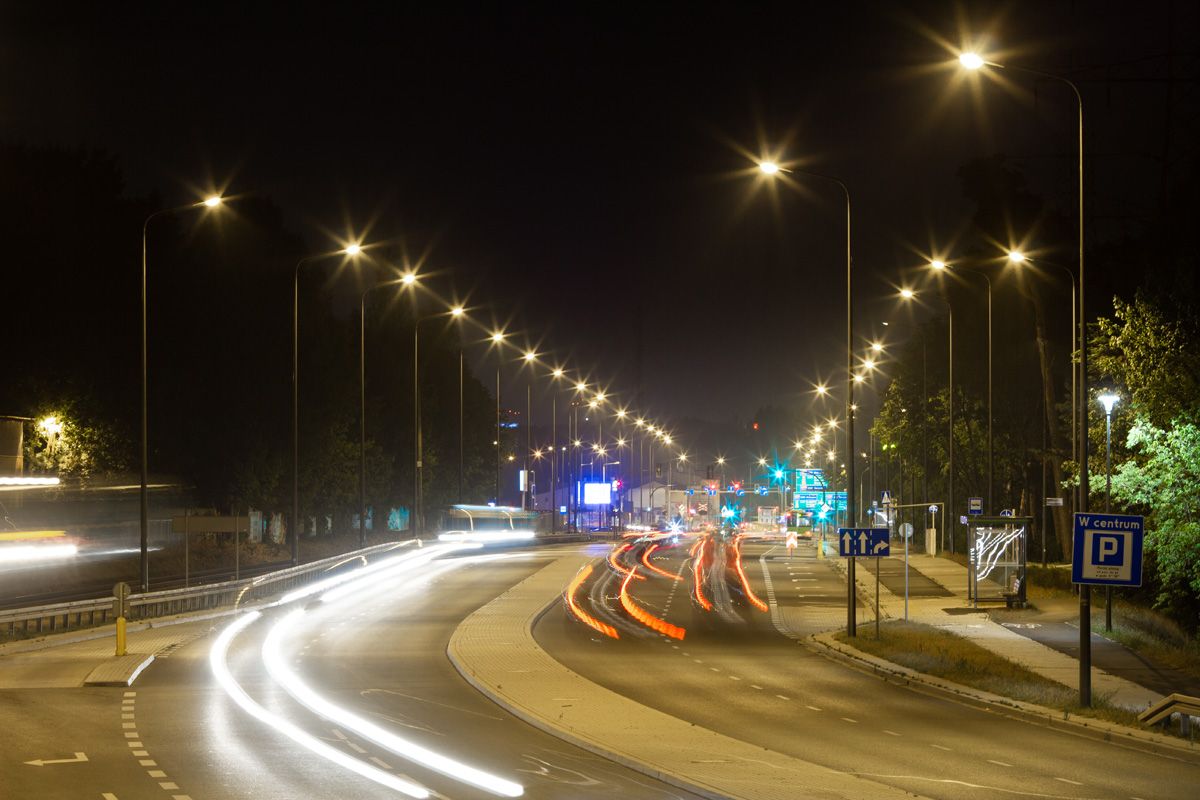 Krótsze dni – więcej światła, czyli jak działają uliczne latarnie