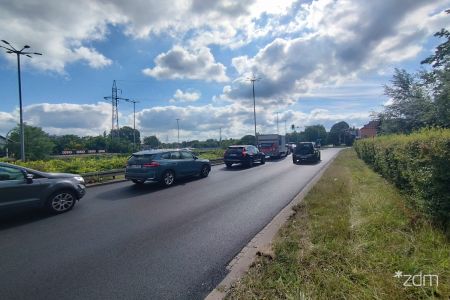 Nowa jezdnia na której są samochody