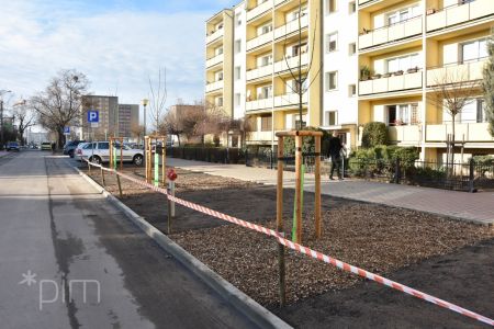 Ul. Wyłom z nowymi chodnikami i miejscami parkingowymi